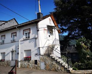 Vista exterior de Casa adosada en venda en Villablino amb Calefacció, Jardí privat i Parquet