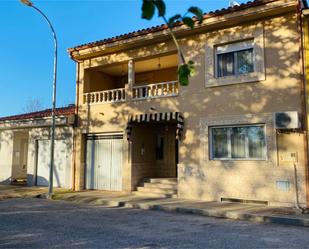 Vista exterior de Casa o xalet en venda en Rosalejo amb Aire condicionat, Terrassa i Balcó