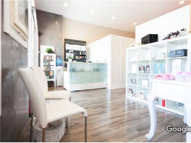 Local comercial en Alquiler en Avenida Alcalde Manuel del Valle en Pino Montano - Consolación