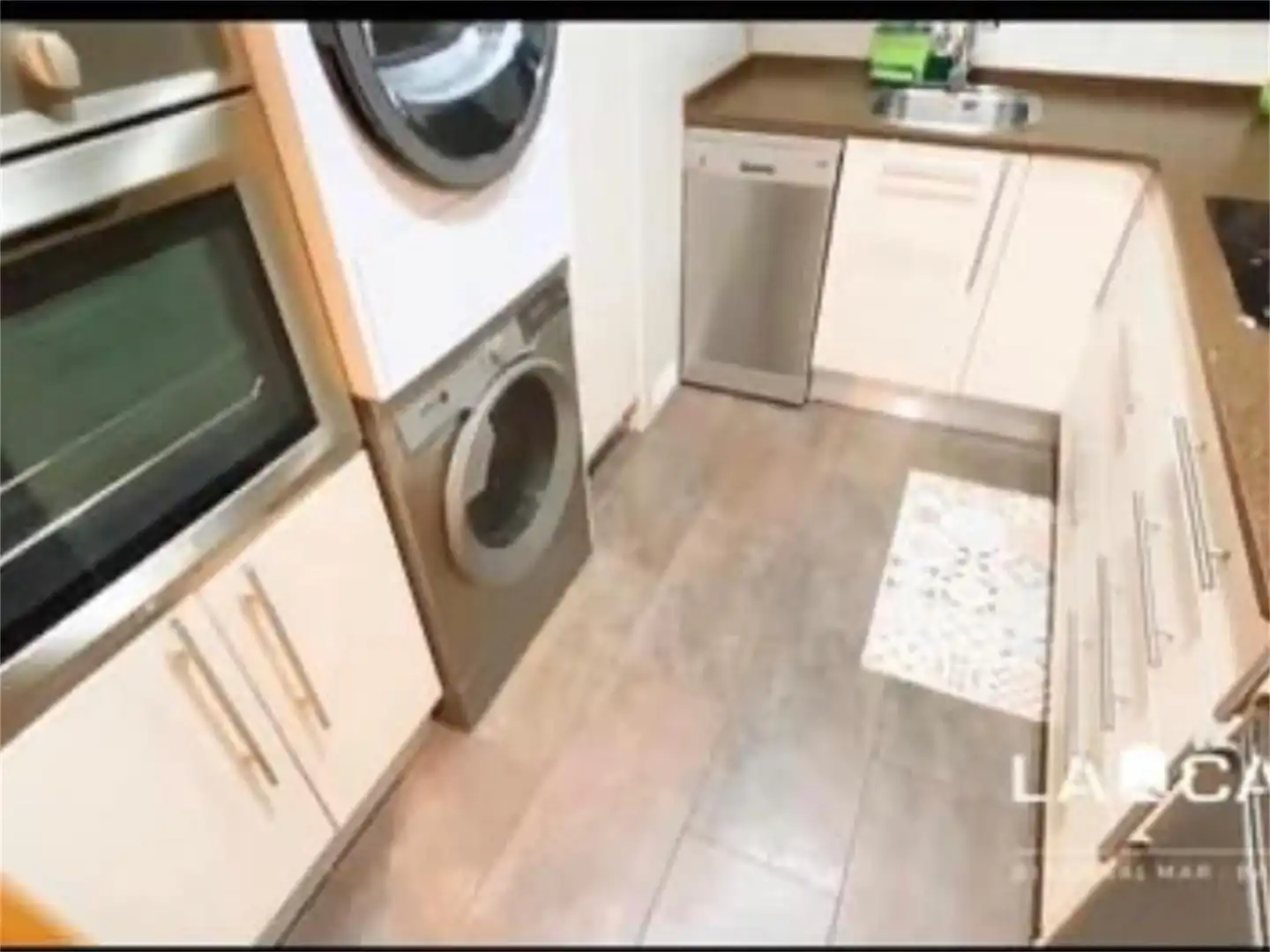 Room in Rambla de Prim, El Besós i el Maresme Kitchen of Flat for share in Barcelona with Air Conditioner, Heating and Parquet flooring