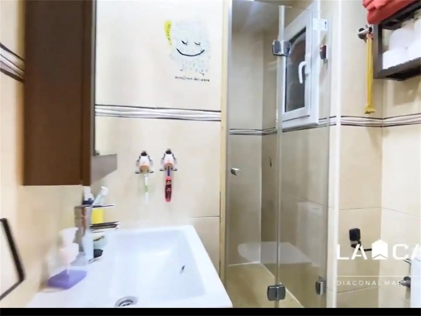 Room in Rambla de Prim, El Besós i el Maresme Bathroom of Flat for share in Barcelona with Air Conditioner, Heating and Parquet flooring