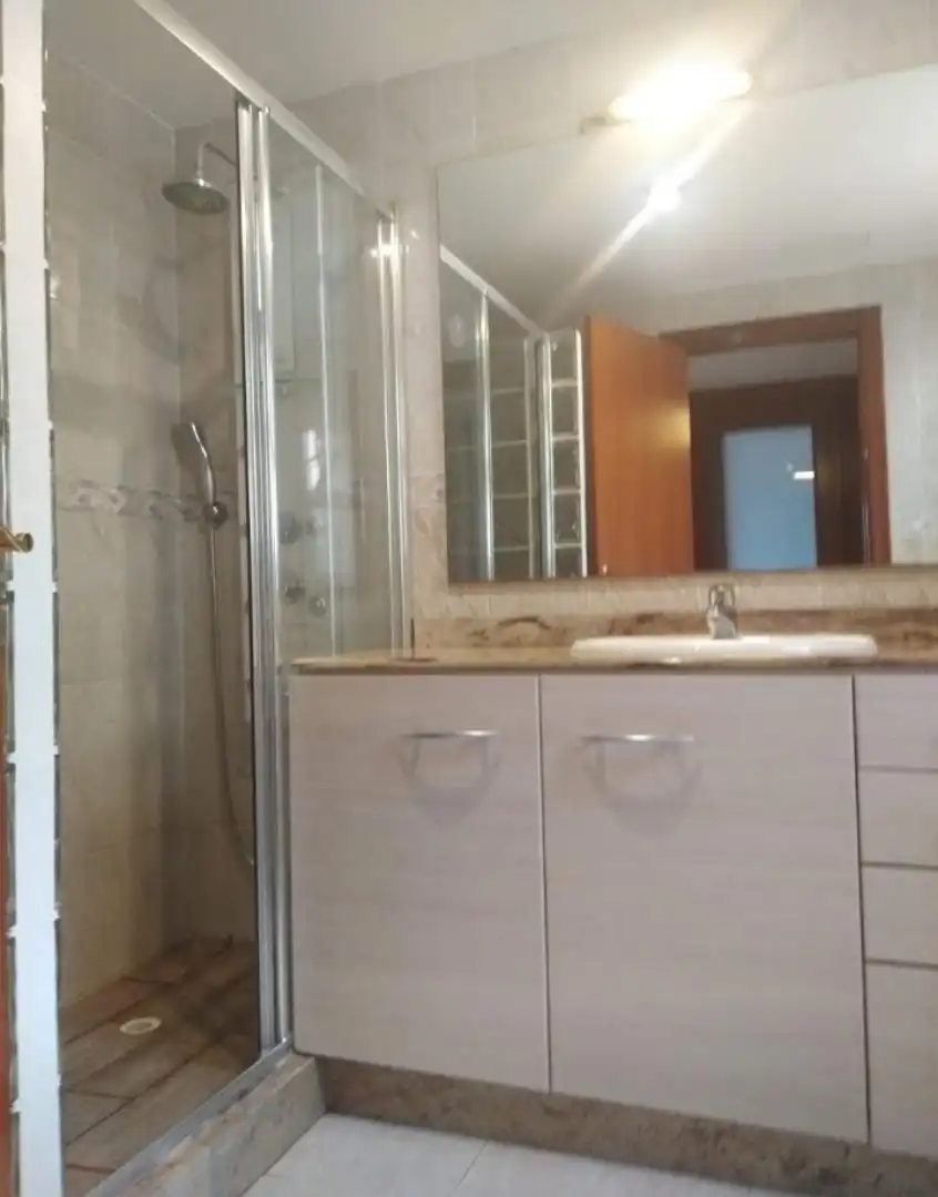 Badezimmer von Dachboden zum Verkauf in Tarragona mit Klimaanlage, Heizung und Terrasse