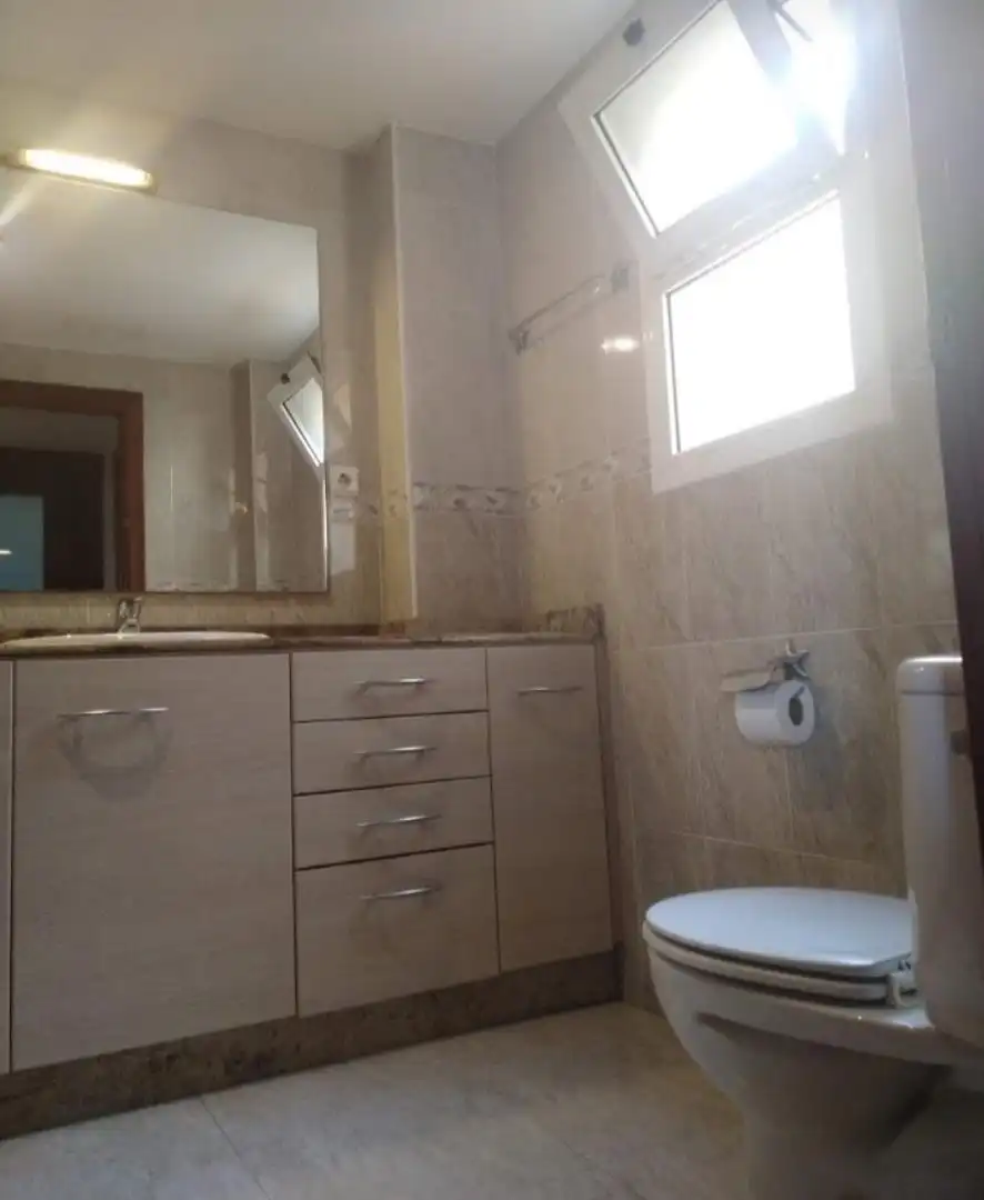 Badezimmer von Dachboden zum Verkauf in Tarragona mit Klimaanlage, Heizung und Terrasse
