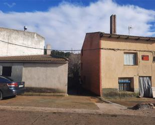 Vista exterior de Casa adosada en venda en Torre de Esgueva