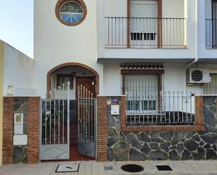 Vista exterior de Casa adosada en venda en Santa Fe amb Terrassa i Balcó