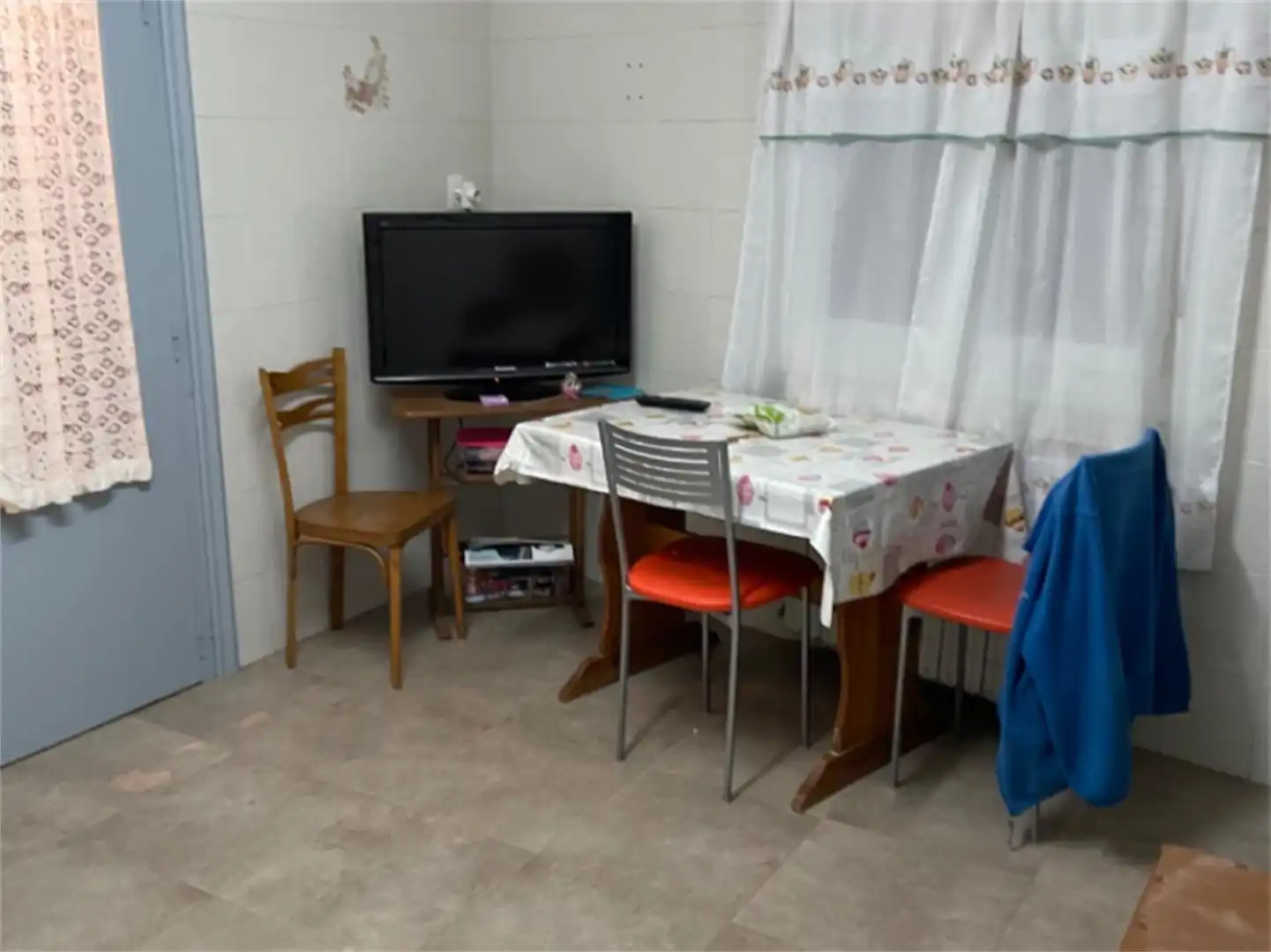 Casa adosada en venda a Castejón de Valdejasa, Castejón de Valdejasa Menjador de Casa adosada en venda en Castejón de Valdejasa amb Calefacció i Moblat