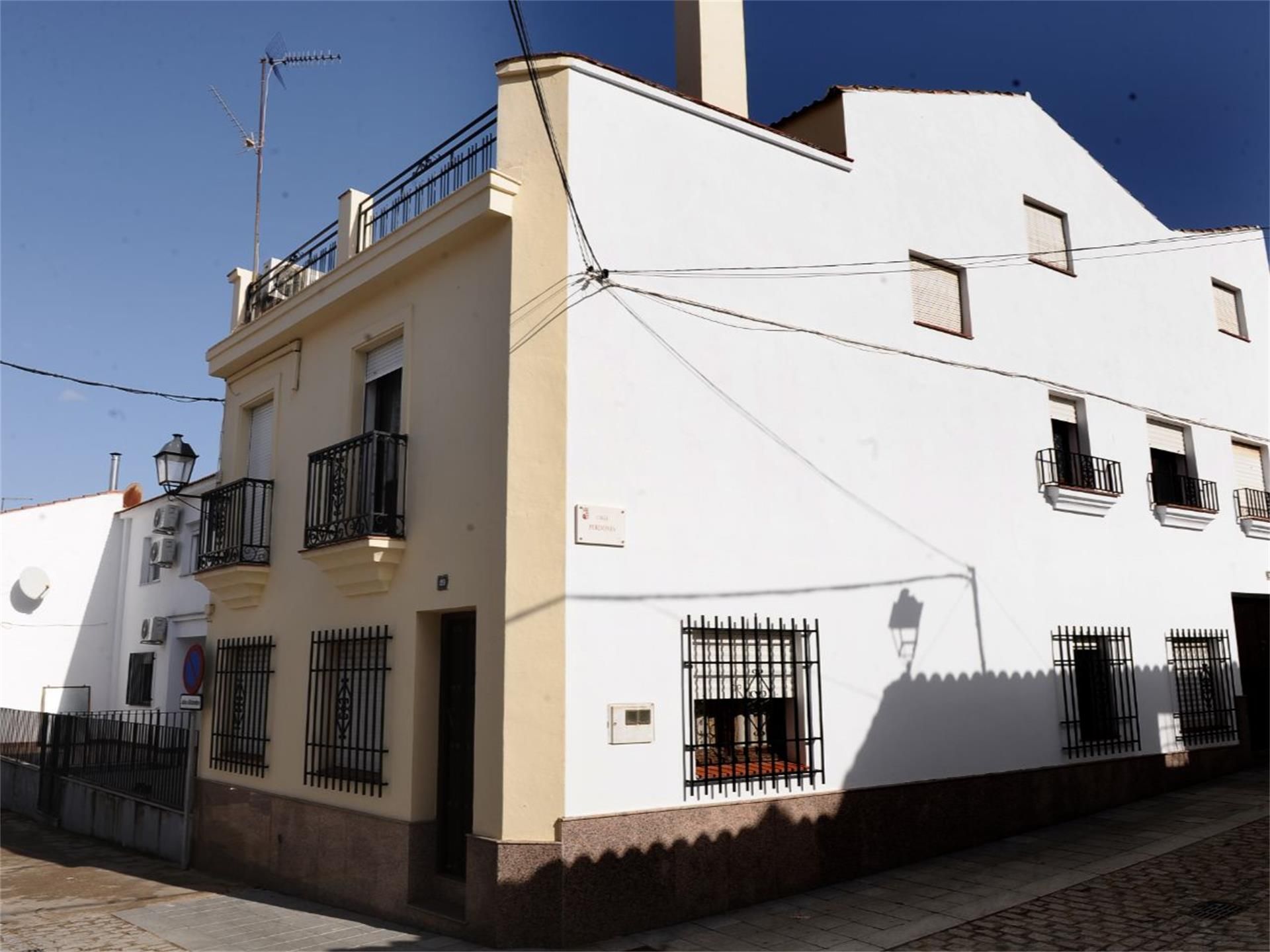 Vista exterior de Casa adosada en venda en Herrera del Duque amb Calefacció, Terrassa i Balcó