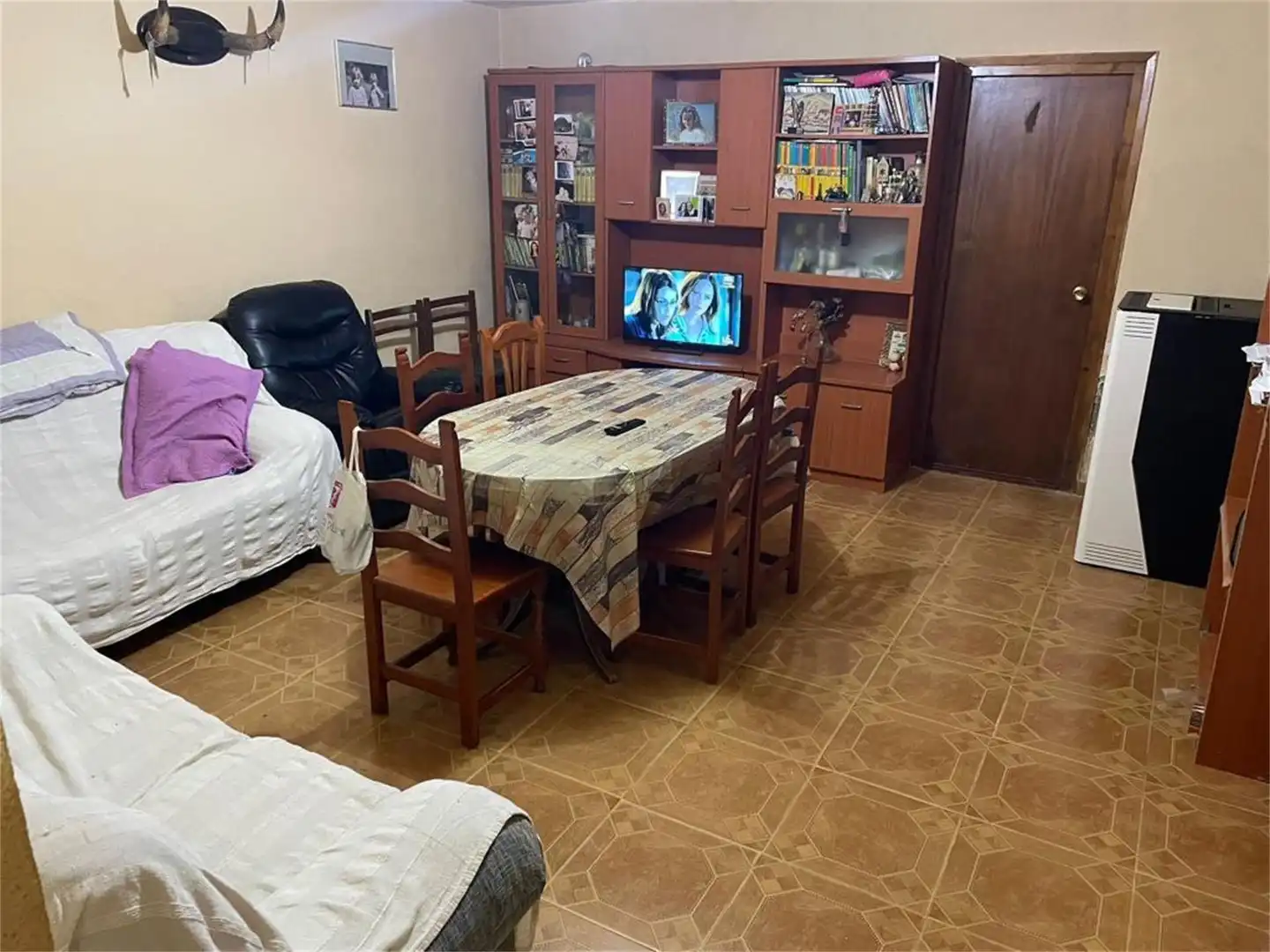 Planta baixa en venda a Calle de los Riberanos, Ejea de los Caballeros Sala d'estar de Planta baixa en venda en Ejea de los Caballeros amb Calefacció, Jardí privat i Moblat