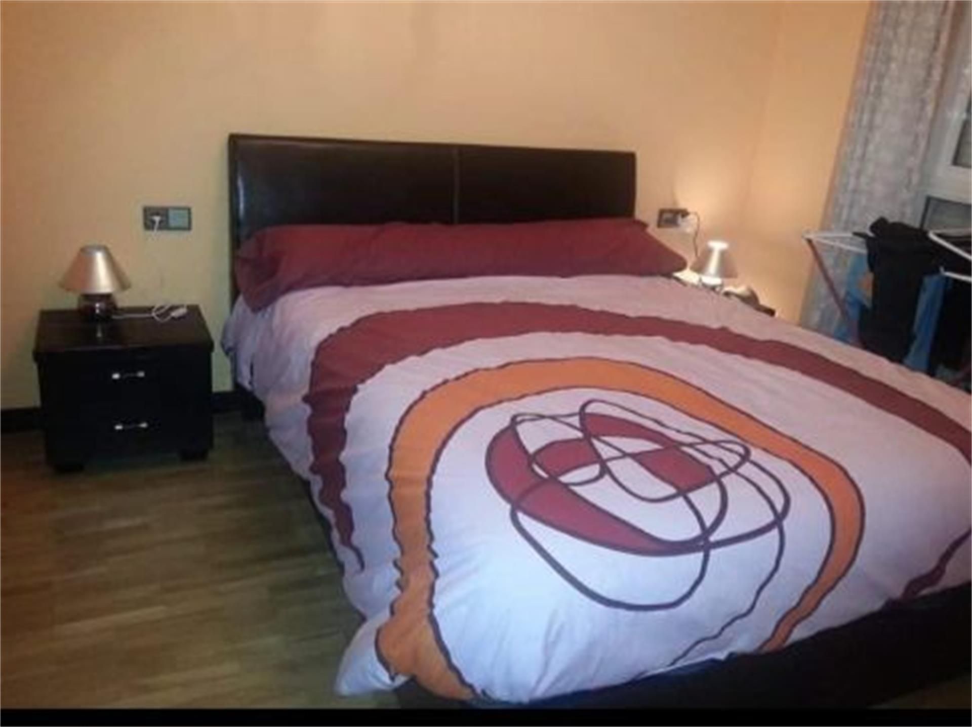 Dormitori de Pis en venda en León Capital  amb Calefacció, Parquet i Terrassa