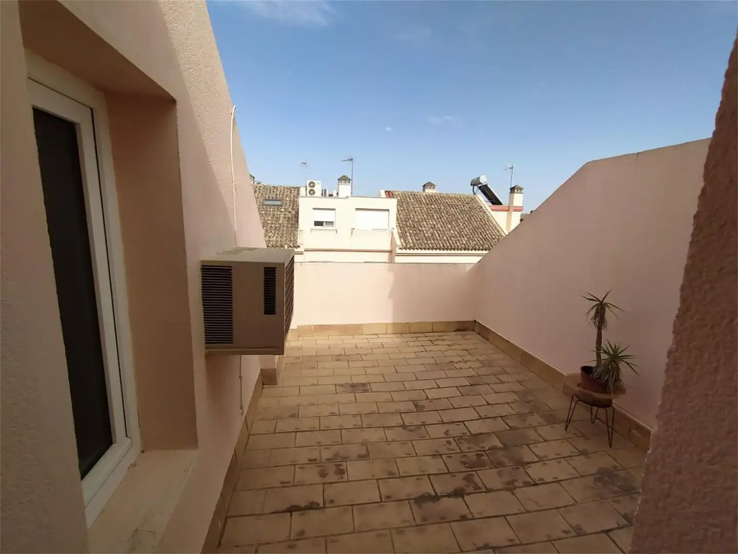 Casa adosada de alquiler en Calle Taraje, Valdelagrana Terraza de Casa adosada de alquiler en El Puerto de Santa María con Aire acondicionado, Calefacción y Jardín privado