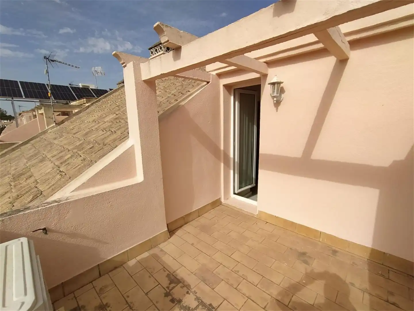 Casa adosada de alquiler en Calle Taraje, Valdelagrana Terraza de Casa adosada de alquiler en El Puerto de Santa María con Aire acondicionado, Calefacción y Jardín privado