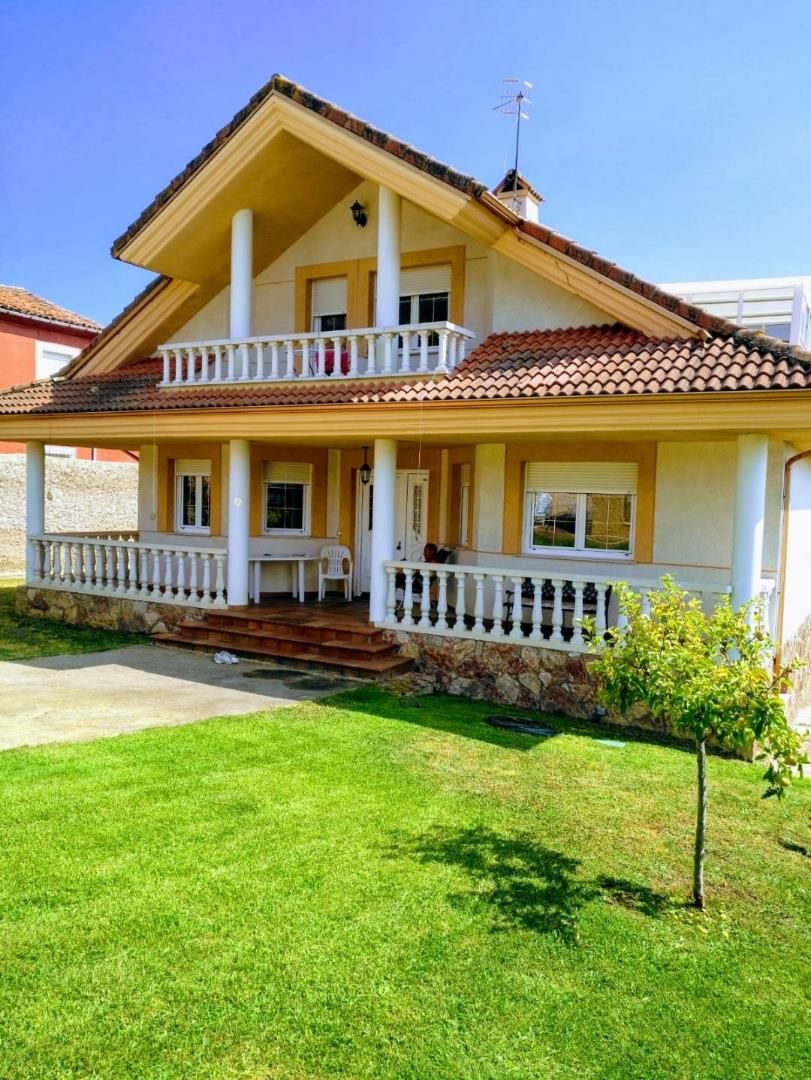 Vista exterior de Casa o xalet en venda en La Robla  amb Calefacció, Jardí privat i Parquet