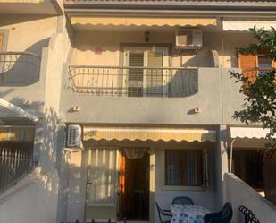 Vista exterior de Casa adosada en venda en San Pedro del Pinatar amb Aire condicionat, Terrassa i Balcó