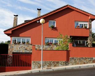 Vista exterior de Casa o xalet en venda en Oviedo  amb Calefacció, Jardí privat i Parquet