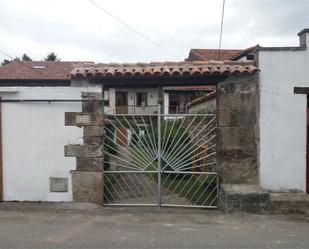 Vista exterior de Casa adosada en venda en Cabezón de la Sal amb Terrassa i Balcó