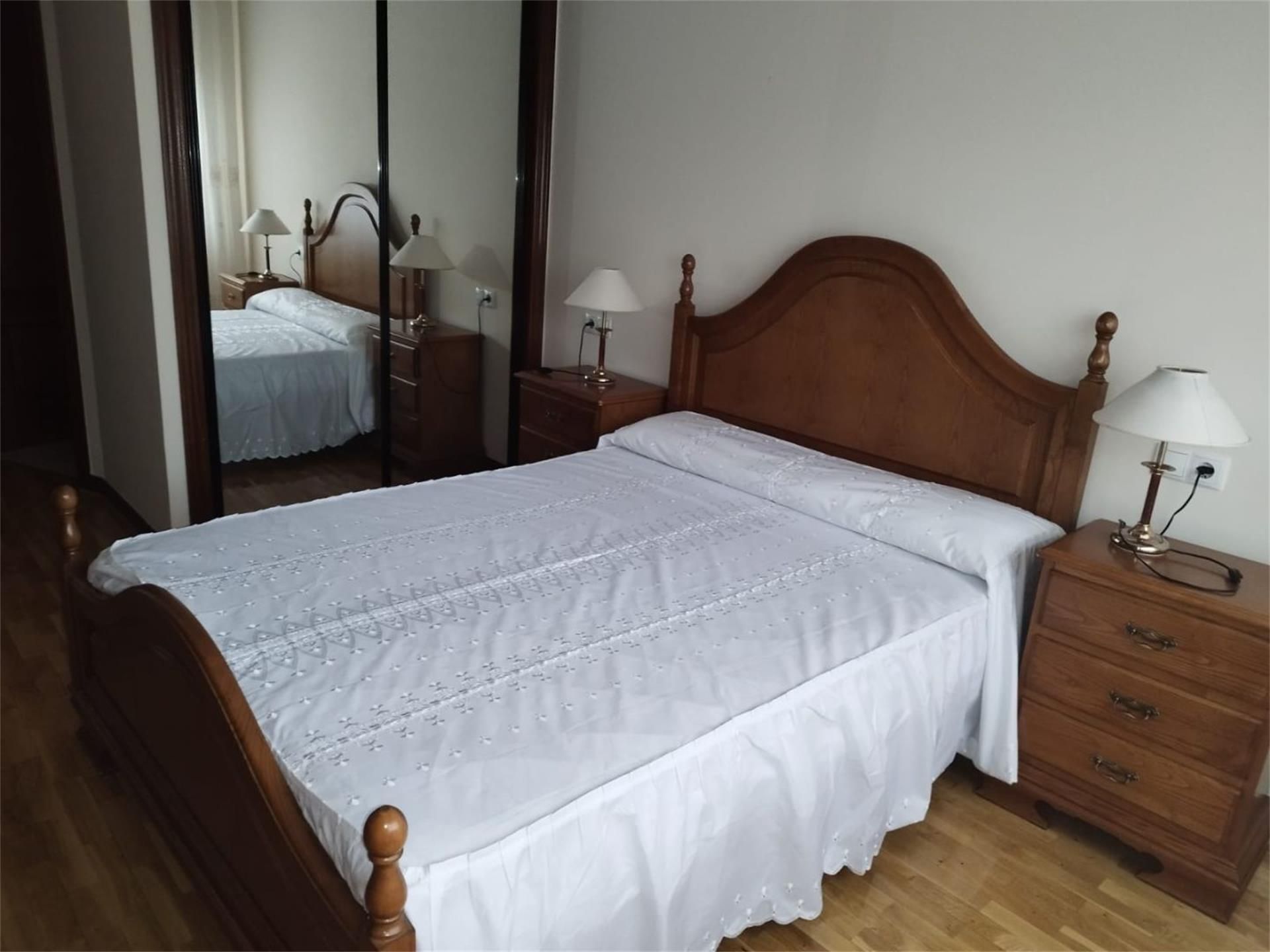 Dormitori de Pis en venda en León Capital  amb Calefacció, Parquet i Terrassa
