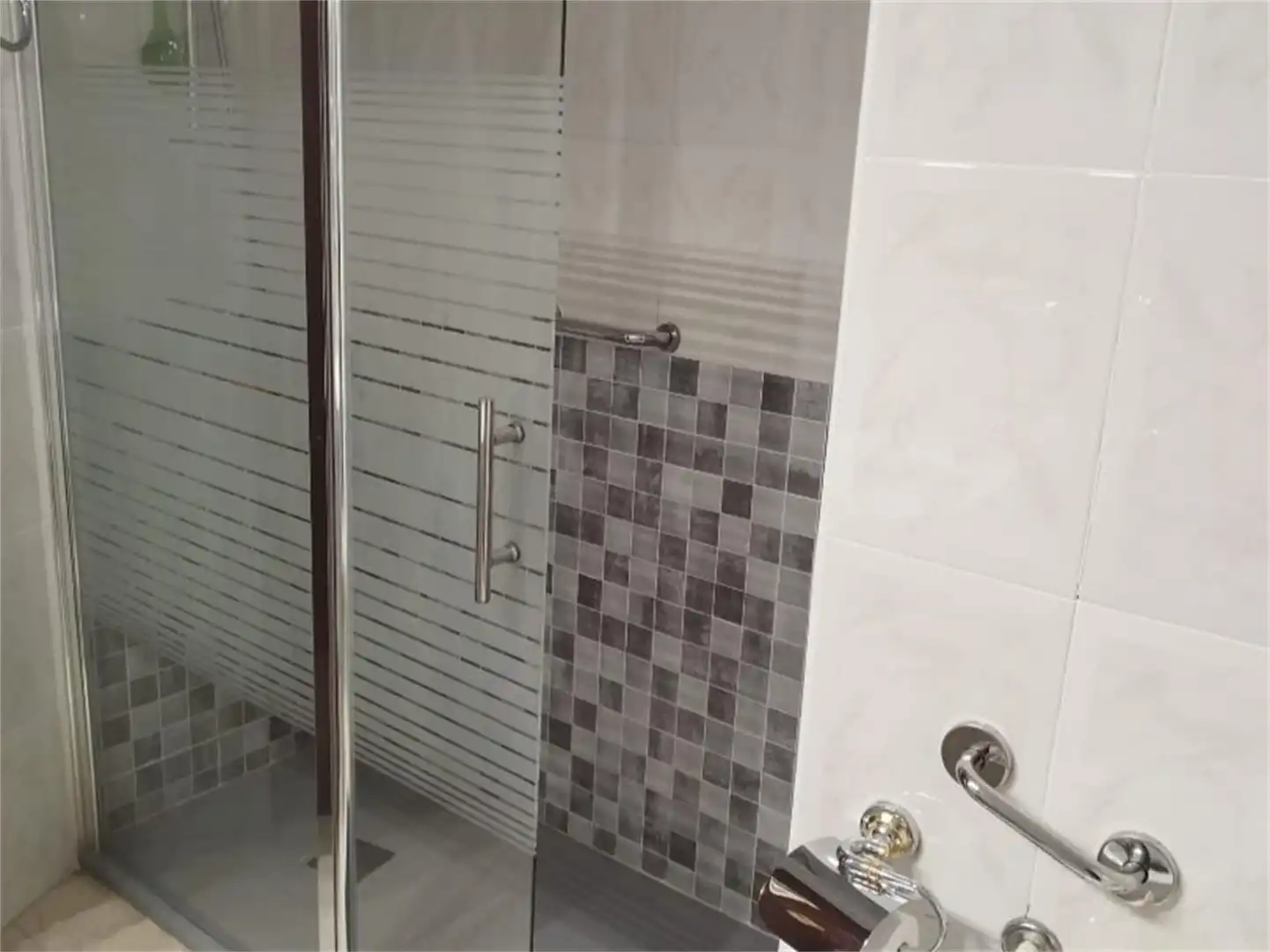 Piso en venta en Calle Conde de Barcelona, 4, San Mamés - La Palomera Baño de Piso en venta en León Capital con Terraza