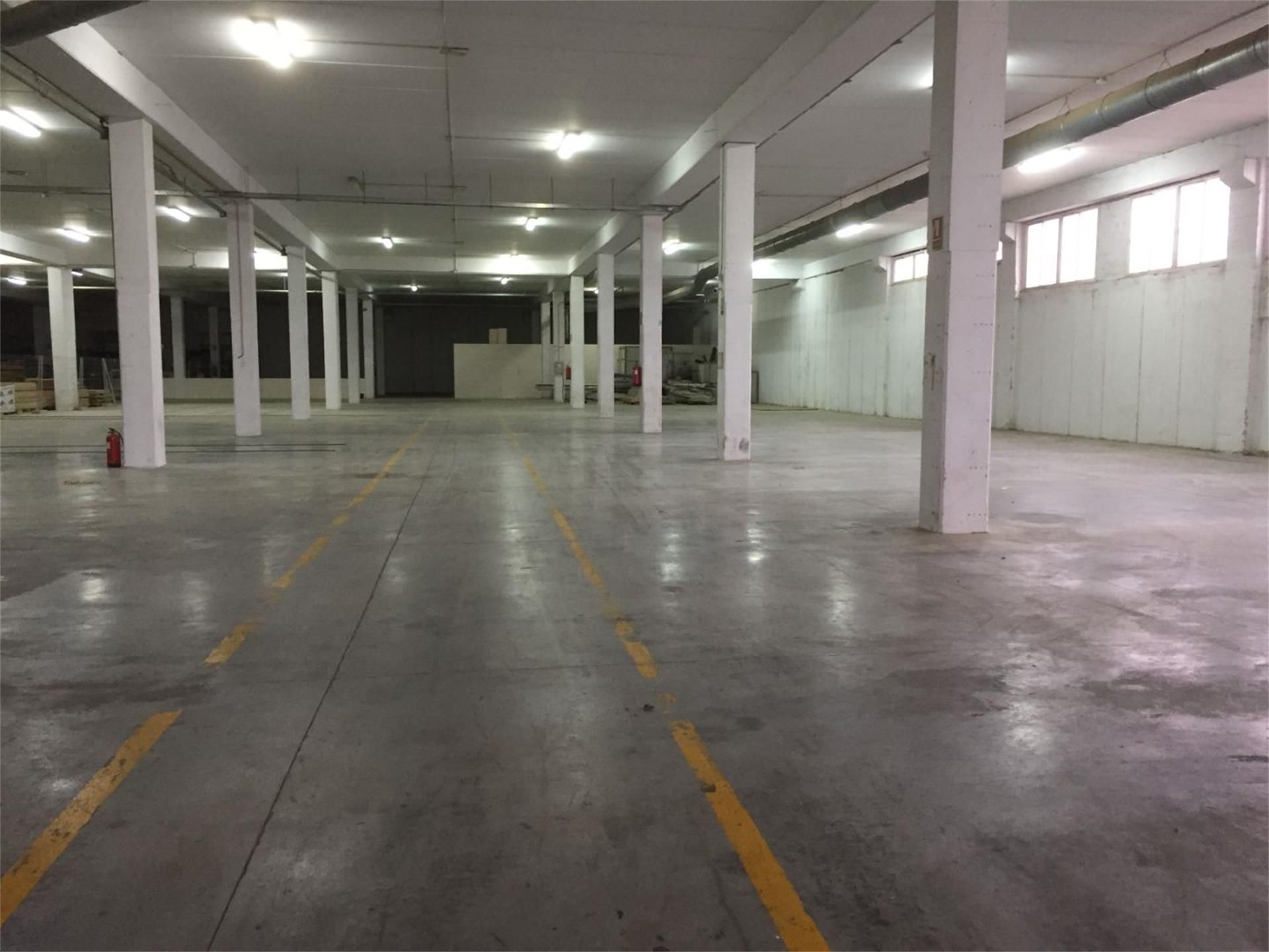 Nau industrial de lloguer en Lucena