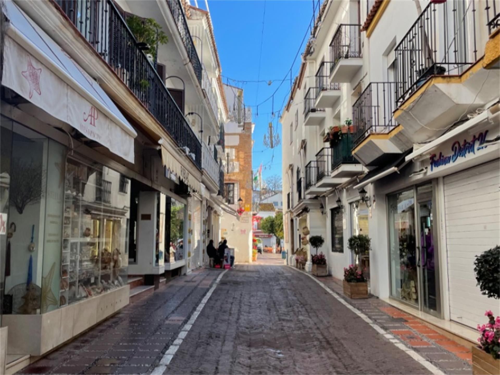Exterior view of Single-family semi-detached for sale in Marbella