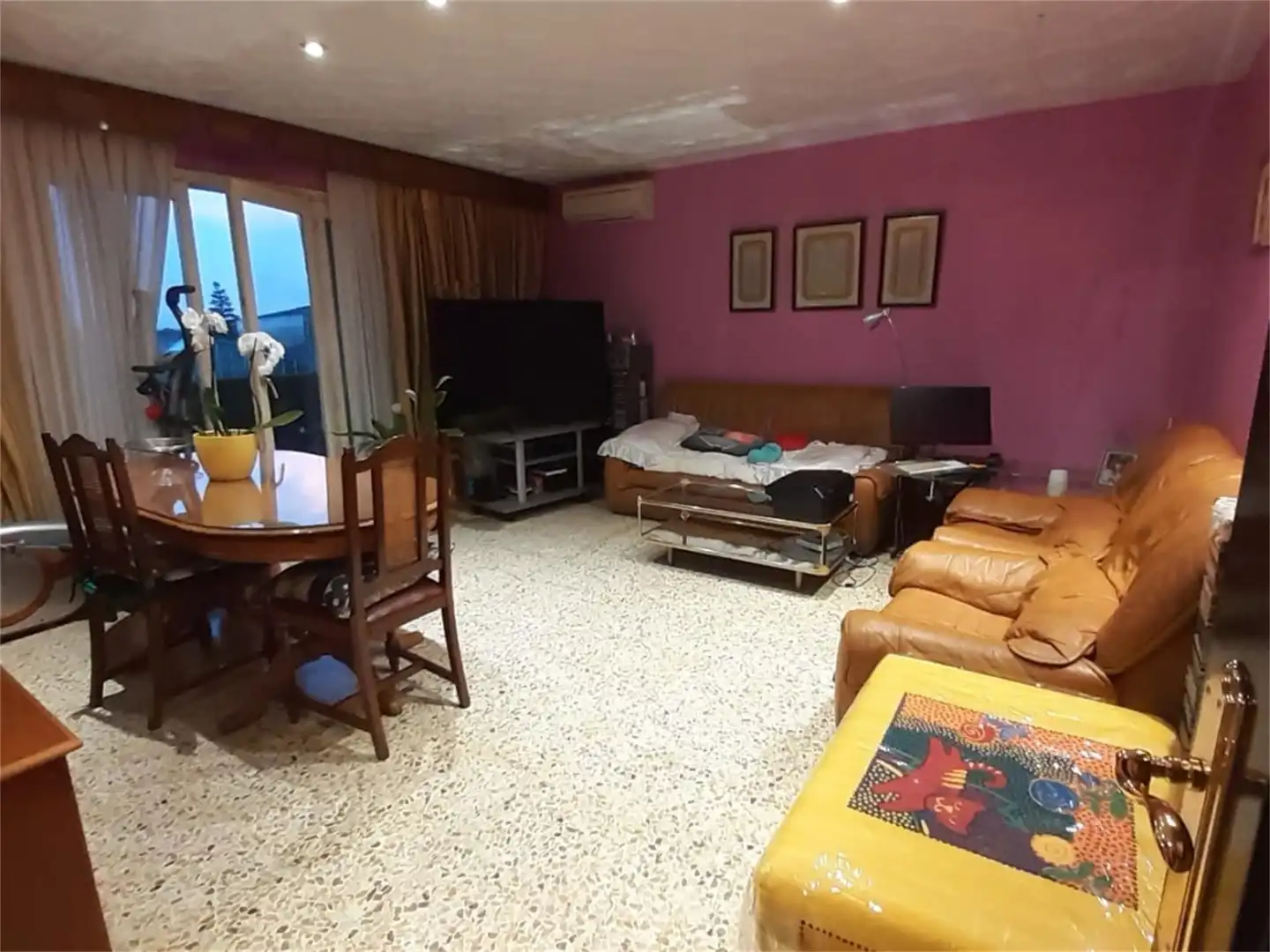Casa adosada en venda a Carretera d'Olot, 30, Vilafant Sala d'estar de Casa adosada en venda en Vilafant amb Aire condicionat, Calefacció i Terrassa