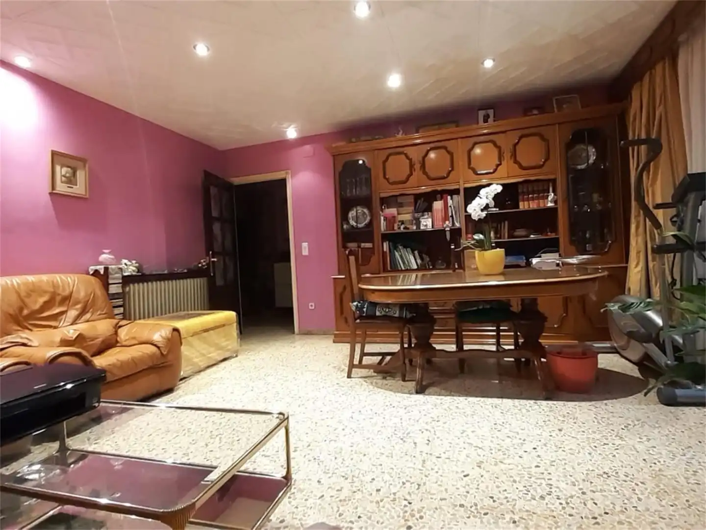Casa adosada en venda a Carretera d'Olot, 30, Vilafant Sala d'estar de Casa adosada en venda en Vilafant amb Aire condicionat, Calefacció i Terrassa