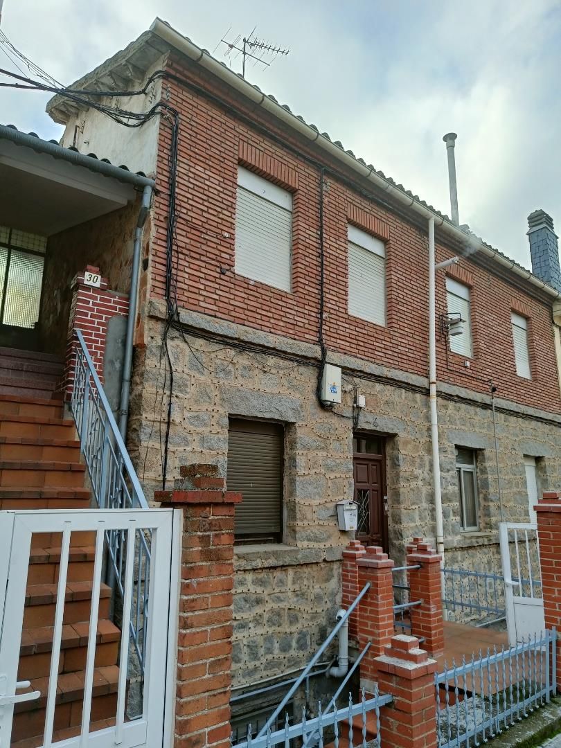 Vista exterior de Casa adosada en venda en Ávila Capital amb Terrassa