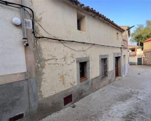 Vista exterior de Casa adosada en venda en Valdeverdeja amb Terrassa