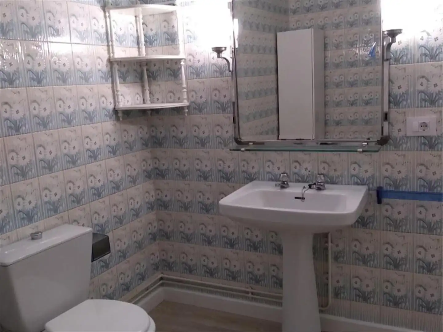 Houses for sale in Camiño Sixtro, 12, Coruxo - Oia - Saiáns Bathroom of Houses for sale in Vigo with Heating, Parquet flooring and Storage room