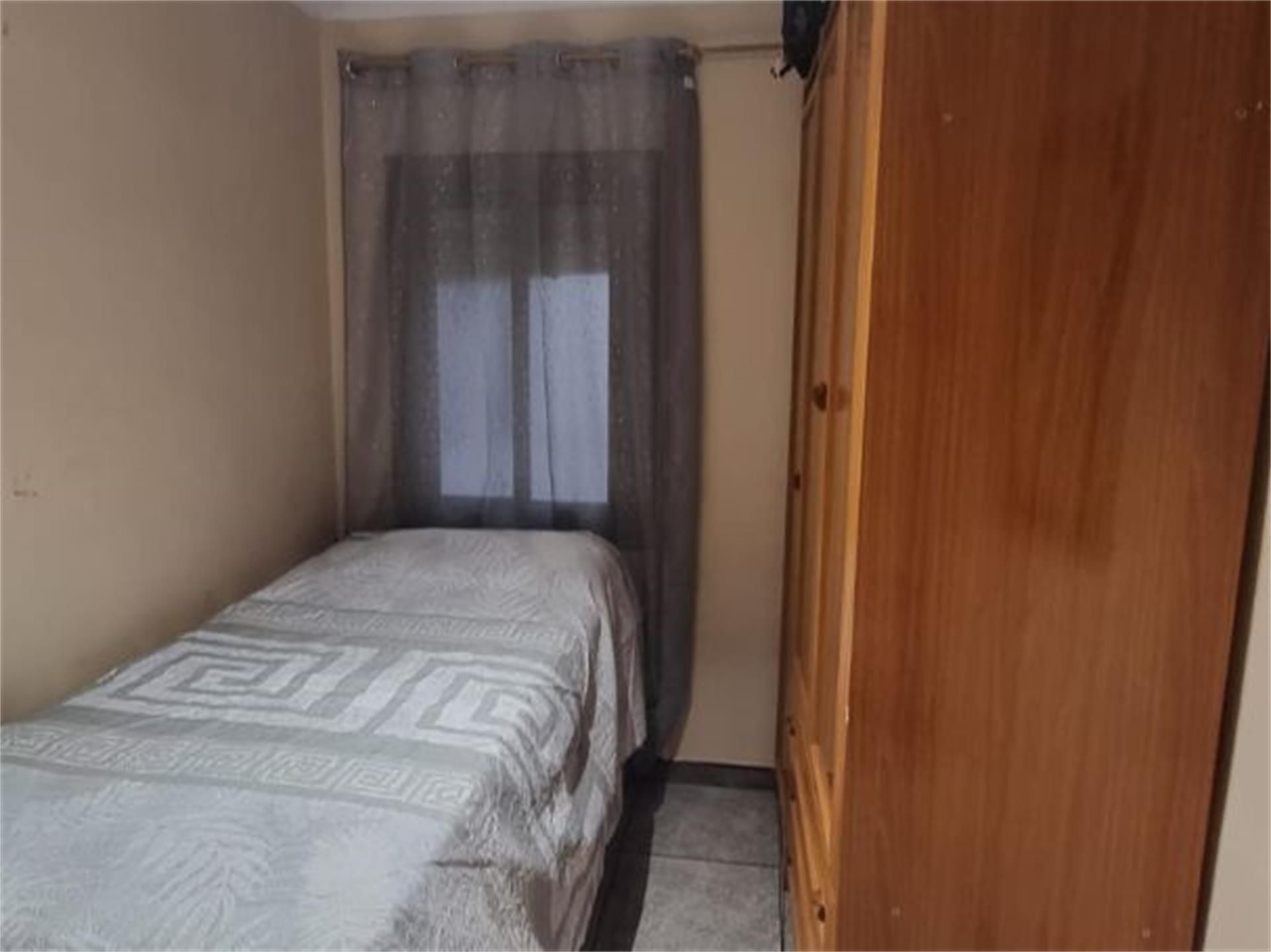 Dormitori de Àtic per a compartir en Badalona amb Calefacció, Terrassa i Moblat