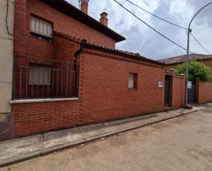 Exterior view of House or chalet for sale in Villazanzo de Valderaduey