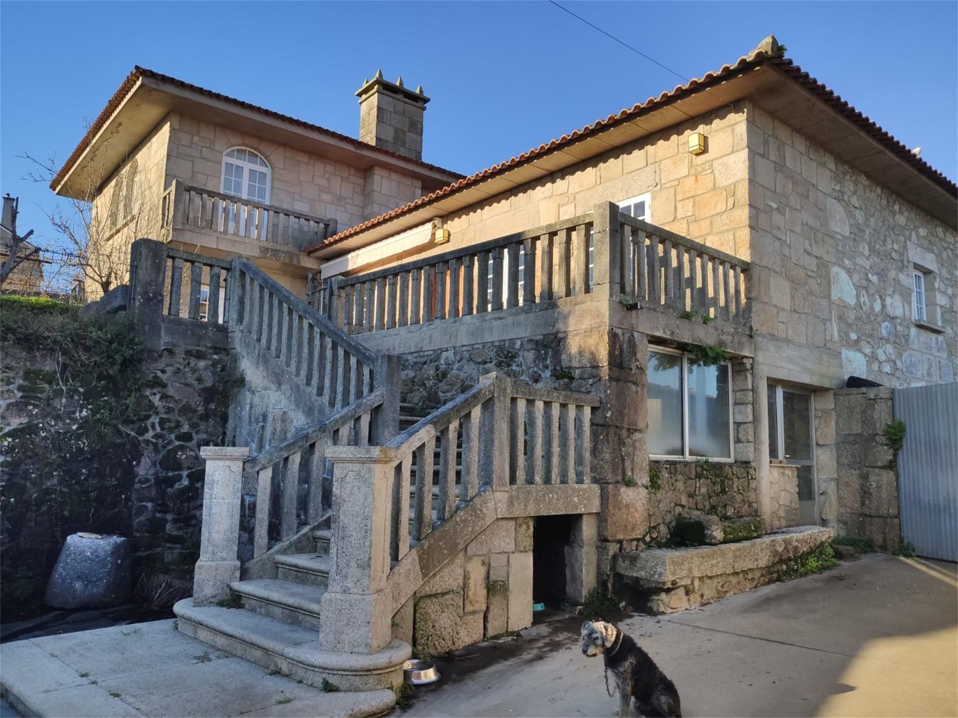 Vista exterior de Casa o xalet en venda en Vilanova de Arousa amb Terrassa i Balcó