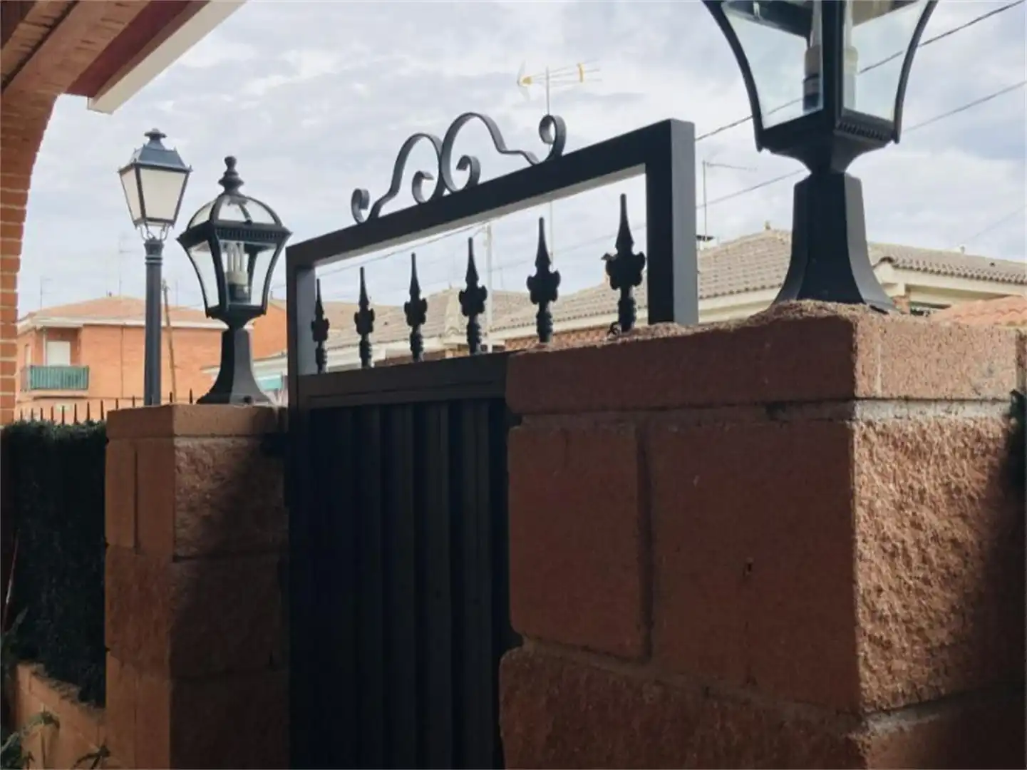 Exterior view of Houses for sale in Villa del Prado  with Air Conditioner and Terrace