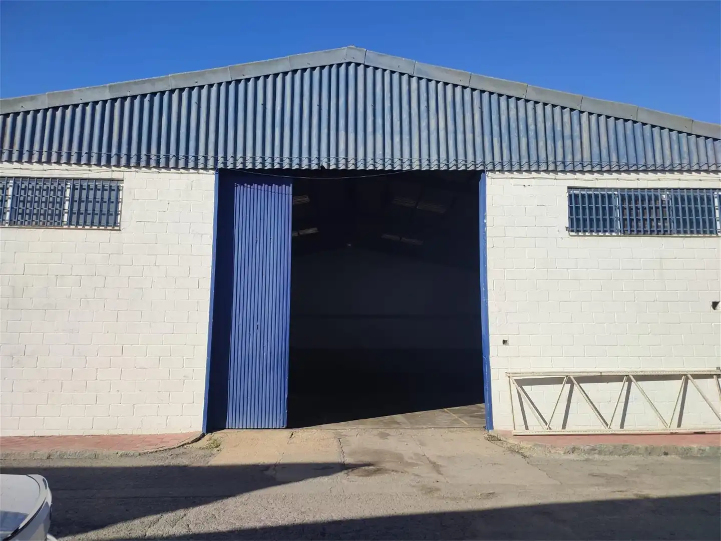Vista exterior de Nave industrial en venta en Huelva