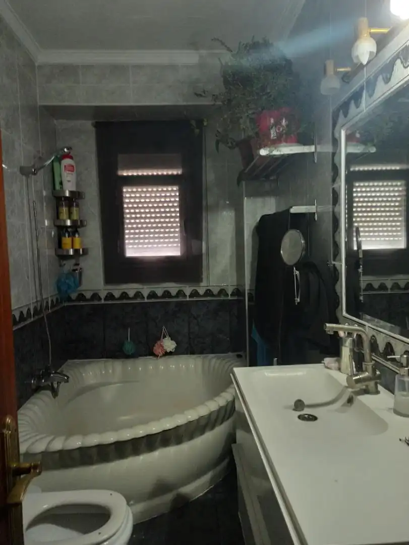 Flat for sale in Plaza Doctor Juan Planelles Ripoll, 2, La Plata Bathroom of Flat for sale in Jerez de la Frontera with Air Conditioner, Storage room and Furnished