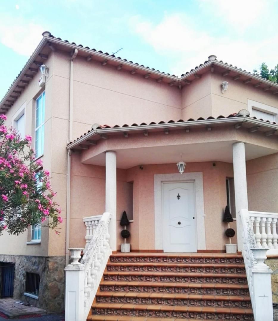 Exterior view of House or chalet for sale in Cazalegas  with Heating, Private garden and Terrace