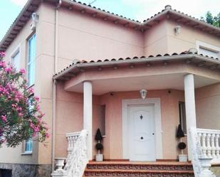 Vista exterior de Casa o xalet en venda en Cazalegas amb Terrassa, Piscina i Balcó