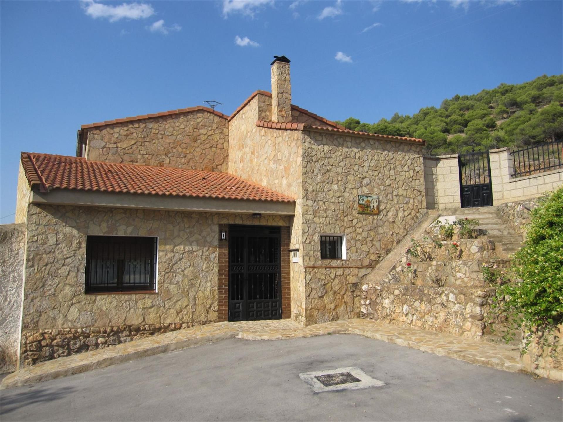 Vista exterior de Casa o xalet en venda en Arcos de Jalón amb Calefacció i Jardí privat