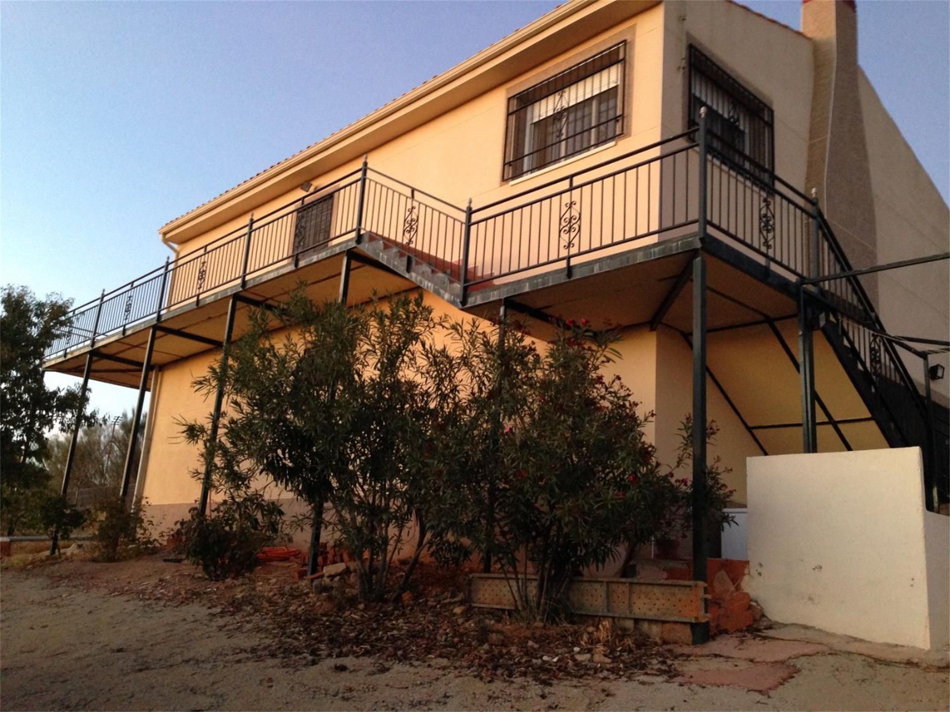 Exterior view of House or chalet for sale in Moral de Calatrava  with Terrace, Swimming Pool and Balcony