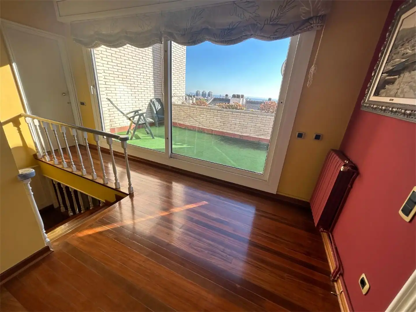 Sala d'estar de Casa adosada en venda en Sant Just Desvern amb Aire condicionat, Terrassa i Piscina
