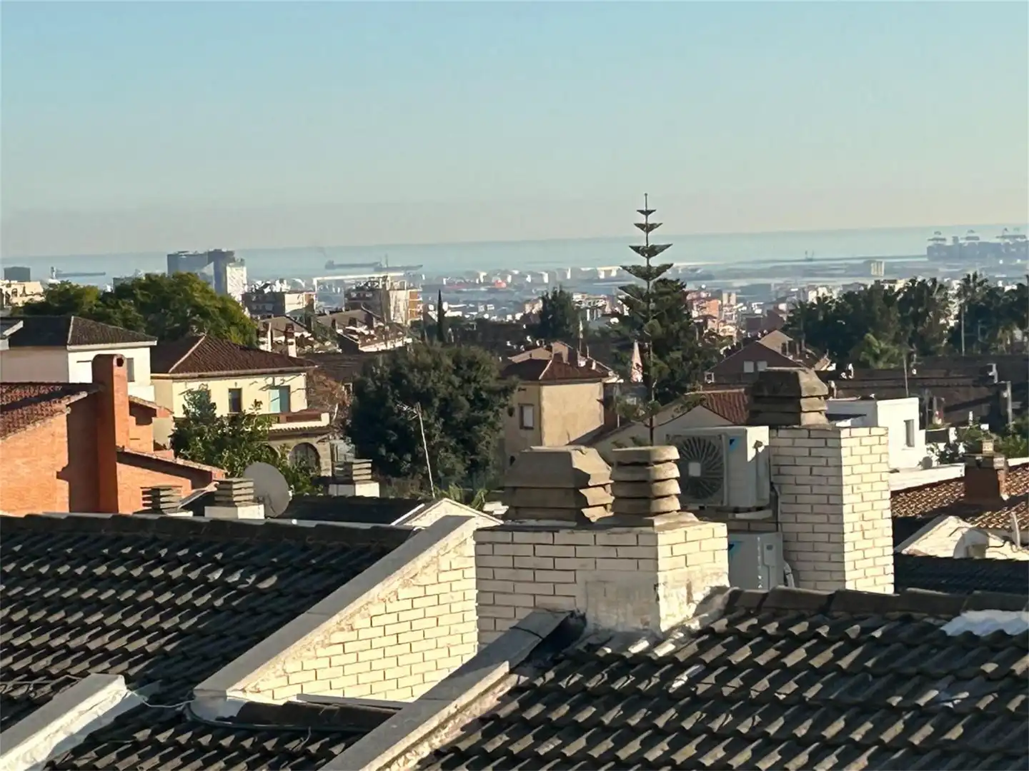 Vista exterior de Casa adosada en venda en Sant Just Desvern amb Aire condicionat, Terrassa i Piscina