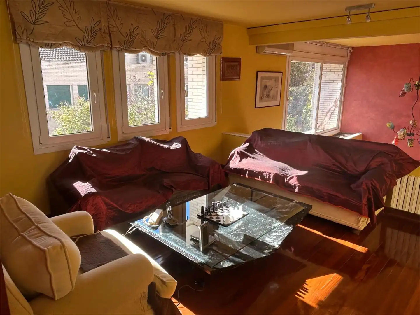 Sala d'estar de Casa adosada en venda en Sant Just Desvern amb Aire condicionat, Terrassa i Piscina