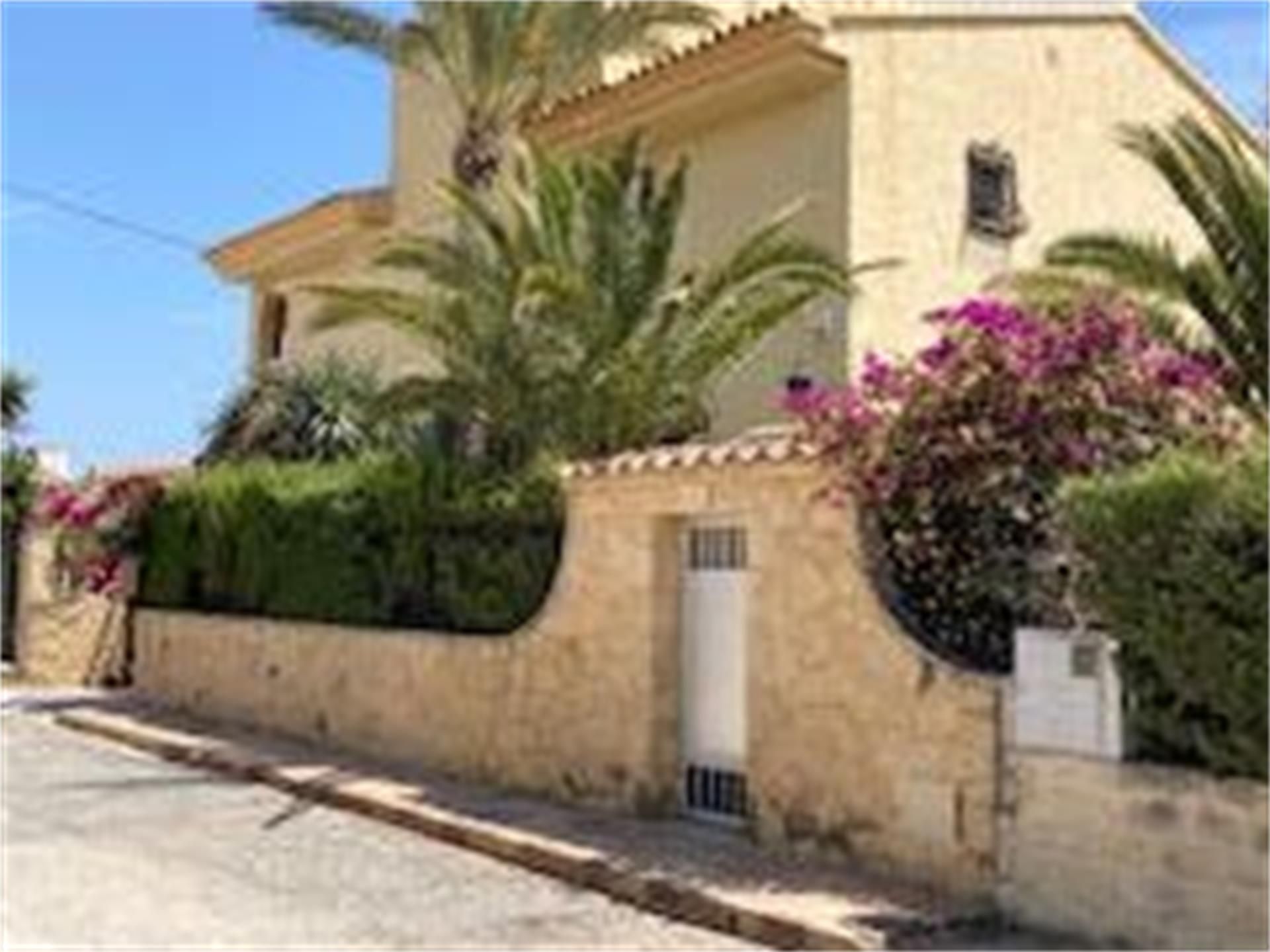 Vista exterior de Casa o xalet en venda en Villajoyosa / La Vila Joiosa amb Aire condicionat, Terrassa i Piscina