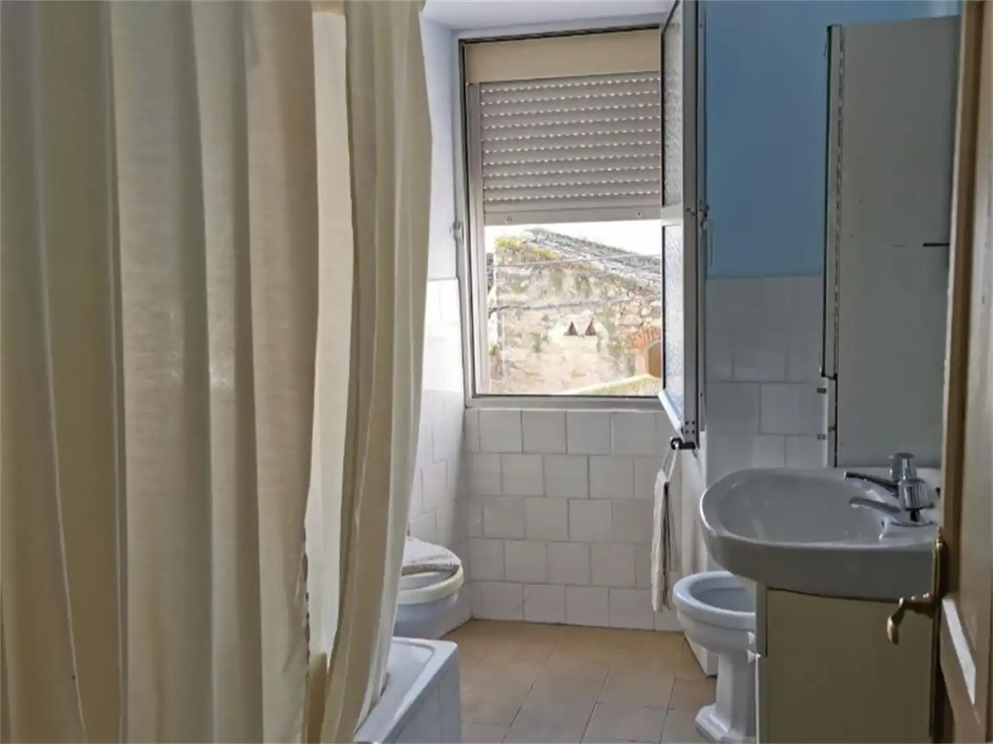 Casa adosada en venta en Paseo San Francisco, 5, Valencia de Alcántara Baño de Casa adosada en venta en Valencia de Alcántara con Terraza, Amueblado y Balcón