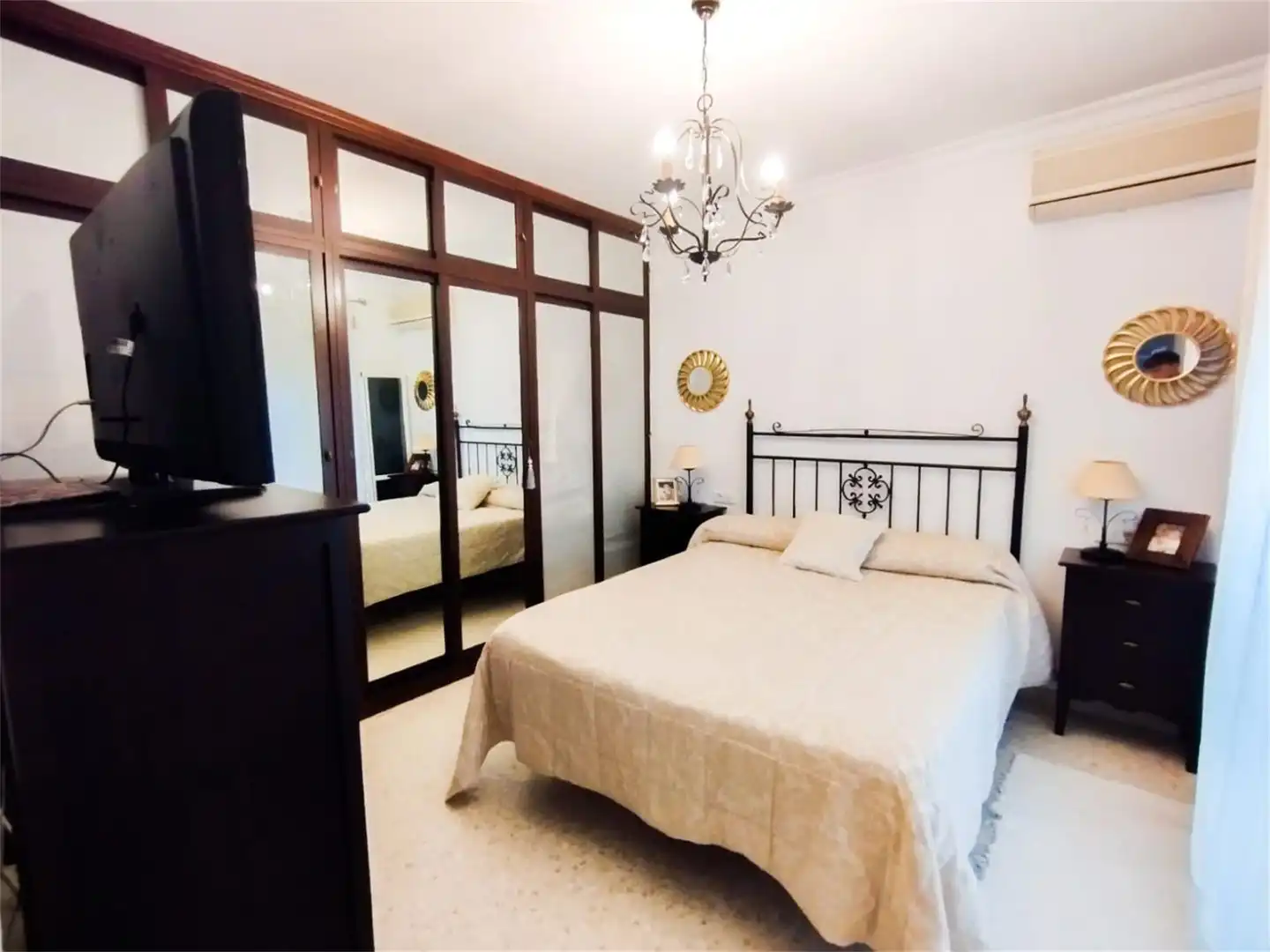 Casa adosada en venda a Calle Amadeo Arias, 1, Écija Dormitori de Casa adosada en venda en Écija amb Calefacció, Terrassa i Traster