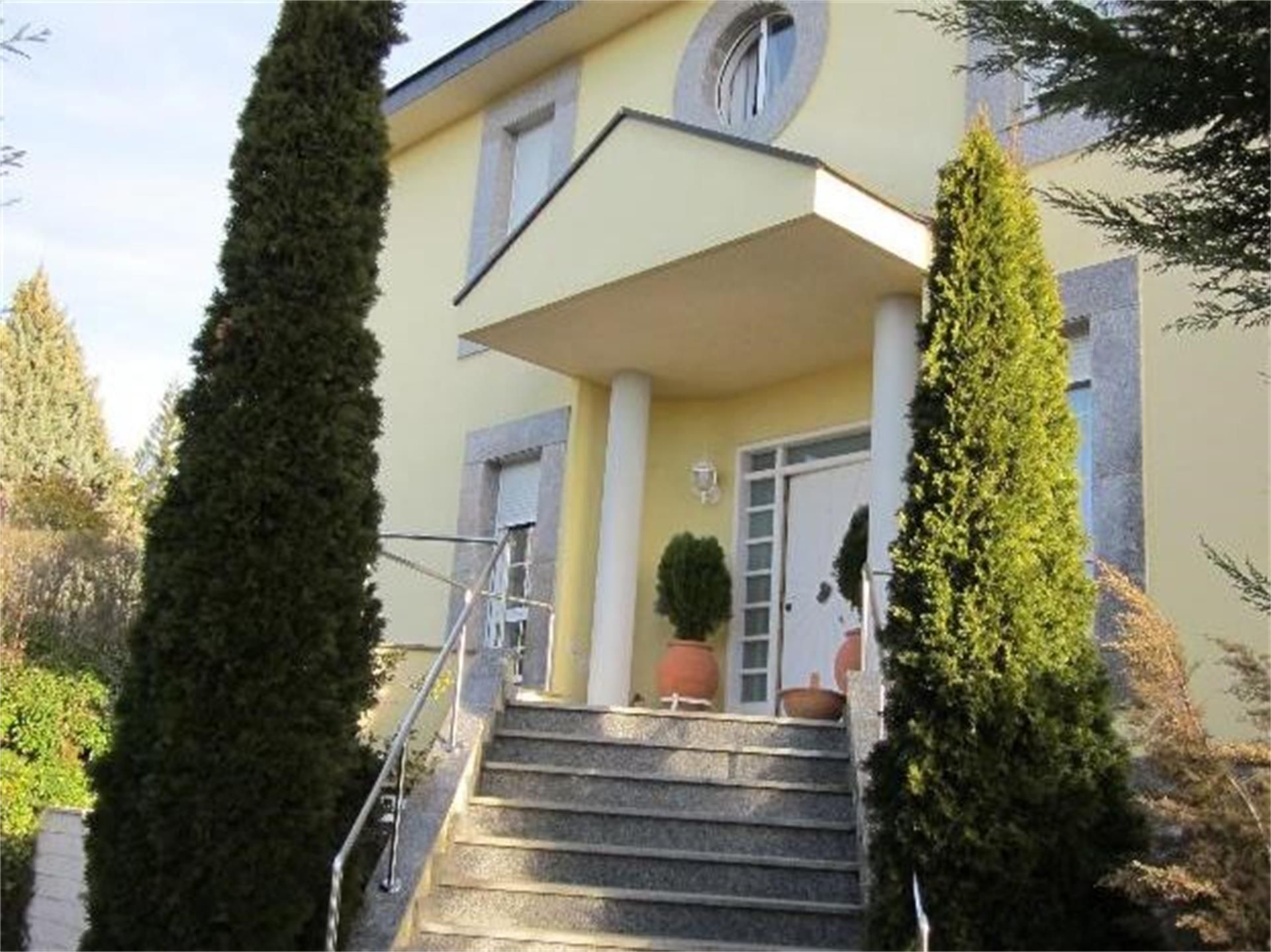 Vista exterior de Casa o xalet en venda en Valdefresno amb Terrassa, Piscina i Balcó