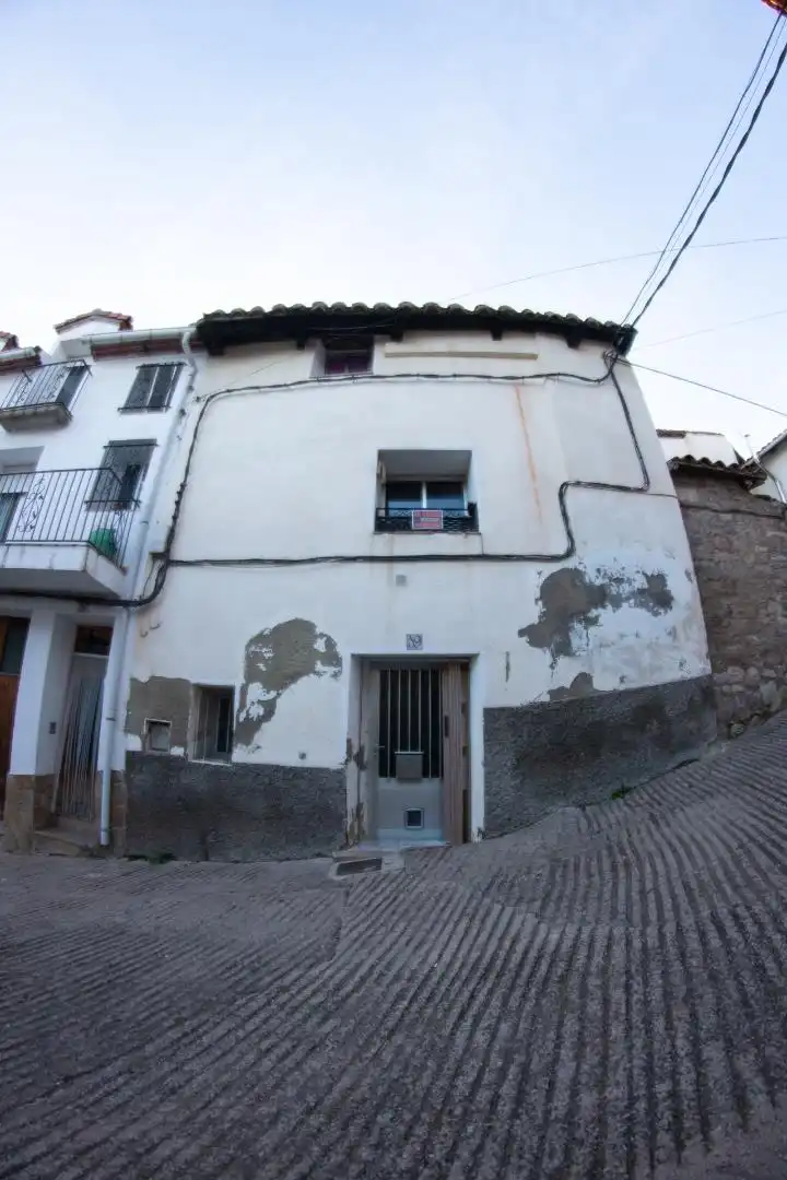 Casa adosada en venda a Calle Mayor, 19, Cedrillas Vista exterior de Casa adosada en venda en Cedrillas amb Traster, Moblat i Forn