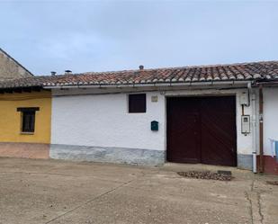 Vista exterior de Casa adosada en venda en Calahorra de Boedo amb Calefacció i Moblat