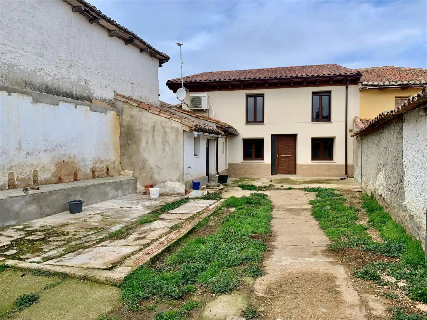 Casa adosada en venta en Calle Conde de Garay, 17, Calahorra de Boedo Vista exterior de Casa adosada en venta en Calahorra de Boedo con Calefacción y Amueblado