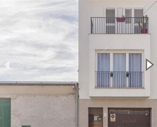 Vista exterior de Casa adosada en venda en Turís amb Aire condicionat, Terrassa i Piscina