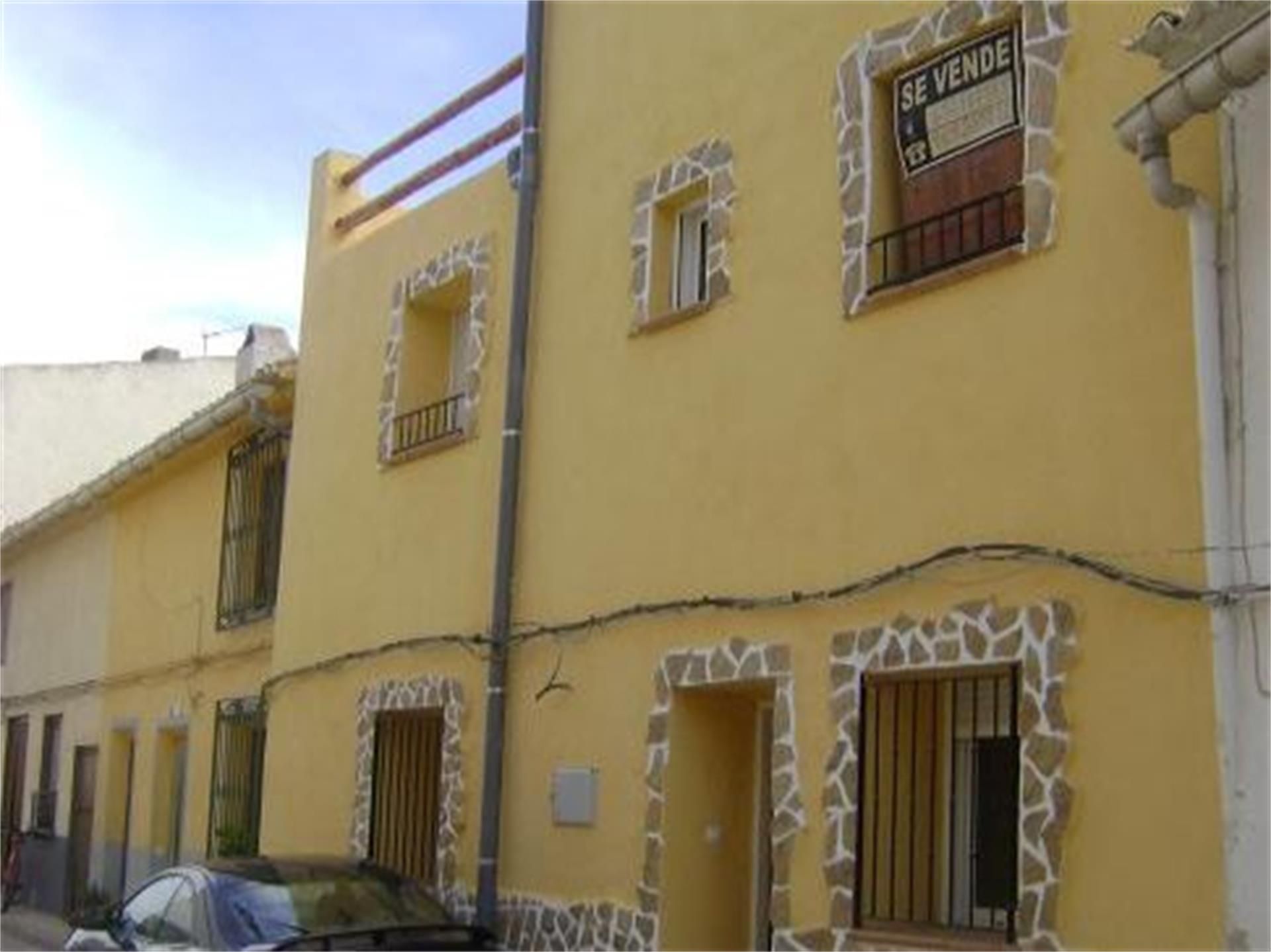 Vista exterior de Casa adosada en venda en Férez amb Terrassa i Moblat